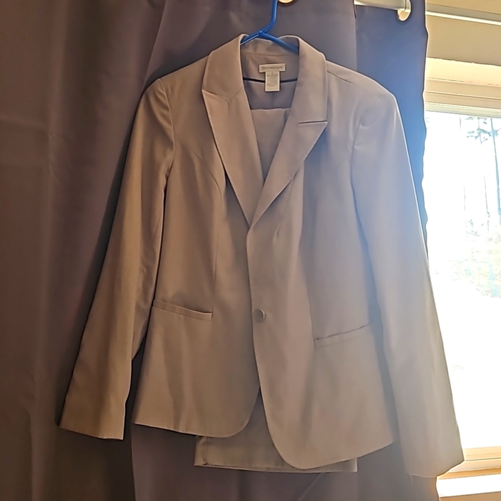 Pant and jacket suit set. Beige.